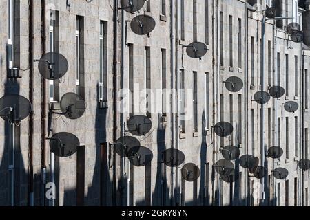 Piatti satellitari di fronte agli edifici di locazione in Esslemont Avenue, Aberdeen, Scozia, Regno Unito Foto Stock