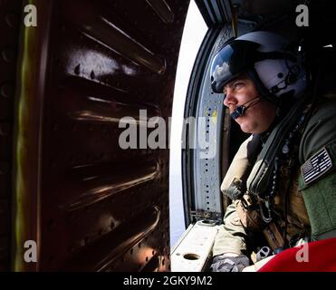 PHILLIPINE SEA (28 luglio 2021) Naval Aircrewmen (elicottero) 1° Classe Matthew Brickley da Peoria, Ariz., tiene sotto osservazione durante le operazioni di volo all'interno di un elicottero MH-60 Seahawk assegnato ai "Blackjack" di Helicopter Sea Combat Squadron (HSC) 21 a bordo della nave litoranea variante Independence USS Tulsa (LCS 16), 28 luglio, Combat 2021. Tulsa, è in fase di implementazione rotazionale, opera nell'area operativa della 7a flotta per migliorare l'interoperabilità con i partner e fungere da forza di risposta pronta a sostegno di una regione indopacifica libera e aperta. Foto Stock