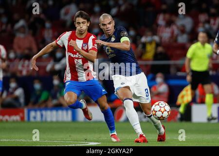 Madrid, Spagna. 15 settembre 2021. Joao Felix di Atletico de Madrid in azione con Pepe del FC Porto durante la partita UEFA Champions League tra Atletico de Madrid e FC Porto a Wanda Metropolitano a Madrid, Spagna. Credit: DAX Images/Alamy Live News Foto Stock