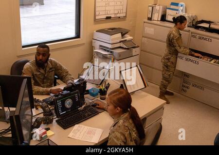 SPC dell'esercito degli Stati Uniti. Brynnet Estrada-Miranda, Sgt, Chaz Harrell e PFC. Carla Romero-Martinez funge da prima linea di difesa per la proprietà dei comandanti al fine di minimizzare la perdita di inventario. Raccolgono e utilizzano accuratamente i dati di manutenzione per migliorare le prestazioni di preparazione per la 82° divisione Airborne 28 luglio 2021, a Fort Bragg. Phot da parte dello staff Sgt Matthias Foto Stock
