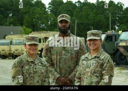 SPC dell'esercito degli Stati Uniti. Brynnet Estrada-Miranda, Sgt, Chaz Harrell e PFC. Carla Romero-Martinez, sono la prima linea di difesa che protegge la proprietà dei comandanti dalla perdita di inventario. Raccolgono e utilizzano accuratamente i dati di manutenzione per migliorare le prestazioni di preparazione per la 82° divisione Airborne 28 luglio 2021, a Fort Bragg. Foto Stock