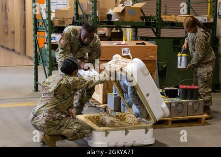 SPC dell'esercito degli Stati Uniti. Brynnet Estrada-Miranda, Sgt, Chaz Harrell e PFC. Carla Romero-Martinez (da sinistra a destra), funge da prima linea di difesa per la proprietà dei comandanti al fine di minimizzare la perdita di inventario. Raccolgono e utilizzano accuratamente i dati di manutenzione per migliorare le prestazioni di preparazione per la 82° divisione Airborne 28 luglio 2021, a Fort Bragg. Foto Stock