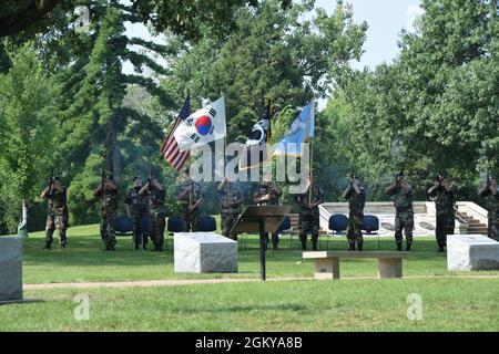I membri dei veterani del Vietnam Capitolo 299 lanciano un saluto a sette fucili verso la conclusione della cerimonia che commemora il 68° anniversario dell'armistizio della Guerra di Corea al cimitero nazionale di Rock Island. Foto Stock