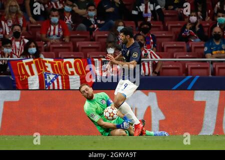 Madrid, Spagna. 15 settembre 2021. Mehdi Taremi del FC Porto in azione con Jan Oblak dell'Atletico de Madrid durante la partita UEFA Champions League tra Atletico de Madrid e FC Porto a Wanda Metropolitano a Madrid, Spagna. Credit: DAX Images/Alamy Live News Foto Stock