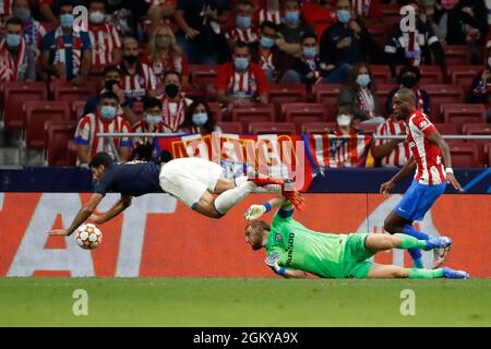 Madrid, Spagna. 15 settembre 2021. Mehdi Taremi del FC Porto in azione con Jan Oblak dell'Atletico de Madrid durante la partita UEFA Champions League tra Atletico de Madrid e FC Porto a Wanda Metropolitano a Madrid, Spagna. Credit: DAX Images/Alamy Live News Foto Stock