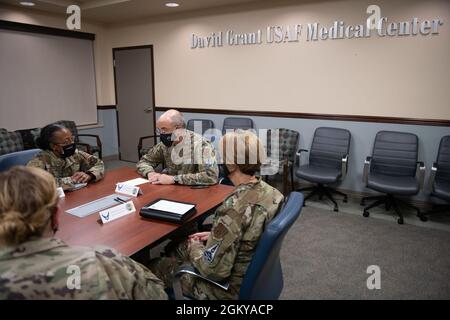 Robert Miller, Air Force and Space Force Surgeon General, secondo da destra, incontra il Colon Gwendolyn Foster, 60esimo comandante del Medical Group, secondo da sinistra, alla base dell'aeronautica di Travis, California, 27 luglio 2021. Miller e il suo team hanno visitato varie sezioni del David Grant USAF Medical Center per ottenere una migliore prospettiva delle sue capacità operative. Foto Stock