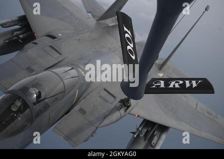 Un aereo dell'aeronautica degli Stati Uniti F-15C Eagle assegnato alla 48a ala del Fighter a Lakenheath dell'aeronautica reale, Inghilterra, riceve il combustibile da un velivolo di Stratotanker di KC-135 assegnato alla 100esima ala di rifornimento dell'aria a RAF Mildenhall, Inghilterra, sopra il mare del Nord, 27 luglio 2021. Il KC-135 Stratotanker estende la gamma di aerei da combattimento, bombardieri e da trasporto. Foto Stock