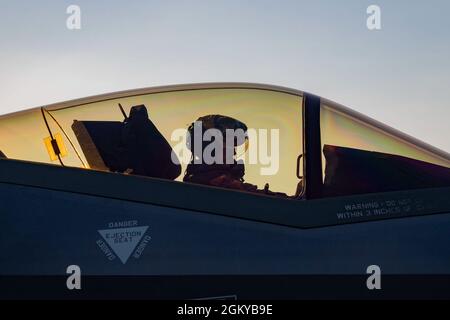 Un pilota F-35 Lightning II assegnato al 421esimo Fighter Squadron della base dell'aeronautica di Hill, Utah, esegue controlli pre-volo prima del lancio durante la bandiera rossa 21-3 alla base dell'aeronautica di Nellis, Nevada, 27 luglio 2021. Durante la RF 21-3, il 414esimo Squadrone di addestramento al combattimento lavora a fianco dei partecipanti in visita per creare agili risolutori di problemi, in grado di prendere decisioni corrette sotto la pressione incredibile di partner congiunti dell'aeronautica statunitense, della marina militare, dei marines, dell'aeronautica militare, della guardia nazionale aerea e delle riserve dell'aeronautica statunitense. Foto Stock