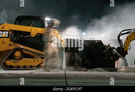 Un Airman assegnato all'ottavo ingegnere civile Squadron spandiera sporcizia e cemento durante la formazione Rapid Airfield Damage Repair presso la Kunsan Air base, Repubblica di Corea, 28 luglio 2021. RADR è un processo multi-staged che ripara in modo rapido ed efficace i campi aerei, consentendo alle operazioni di continuare in situazioni di combattimento. Foto Stock