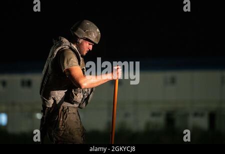 Un Airman assegnato all'ottavo ingegnere civile Squadron spandiera sporcizia e cemento durante la formazione Rapid Airfield Damage Repair presso la Kunsan Air base, Repubblica di Corea, 28 luglio 2021. RADR è un processo multi-staged che ripara in modo rapido ed efficace i campi aerei, consentendo alle operazioni di continuare in situazioni di combattimento. Foto Stock