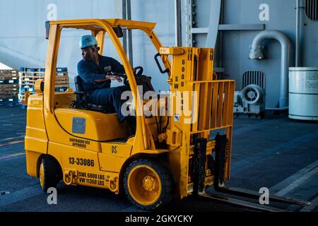 210728-N-MD461-1060 SAN DIEGO (28 luglio 2021) Specialista culinario Seaman Anja McIntosh, nativo di West Palm Beach, Florida, opera un carrello elevatore durante un deposito in carico su un vettore aereo di classe Nimitz USS Carl Vinson (CVN 70), 28 luglio 2021. Vinson è attualmente in prima posizione nel suo homeport di San Diego. Foto Stock