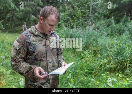 SGT. 1° Classe Shane Price, 108th Training Command, controlla la sua mappa in un evento di orientamento del team in Finlandia il 28 luglio, come parte dell'evento di formazione del team per la competizione militare della Confederazione Interallied dei funzionari di riserva. Dieci membri del servizio della US Army and Air Force Reserve Components gareggeranno nel CIOR MILCOMP, una competizione annuale tra NATO e Partnership for Peace Nations, dal 30 luglio al 1 agosto. Questo concorso prova i membri del servizio di riserva da nazioni alleate su diverse discipline di base in squadre di tre. Foto Stock