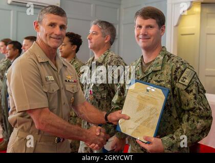 NORFOLK, Va. (28 luglio 2021) il Capitano Craig Bangor riceve una Legione di merit citation dal Vice ADM. Andrew Lewis, Comandante U.S. 2nd Fleet, durante un Premio ai Quarters, alla Naval Support Activity Hampton Roads Chapel Luglio 28. Foto Stock