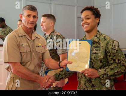 NORFOLK, Va. (28 luglio 2021) il Lt. Linda McMillan riceve una meritorious medaglia di servizio dal Vice ADM. Andrew Lewis, Comandante U.S. 2nd Fleet, durante un Premio ai Quarters, alla Naval Support Activity Hampton Roads Chapel Luglio 28. Foto Stock