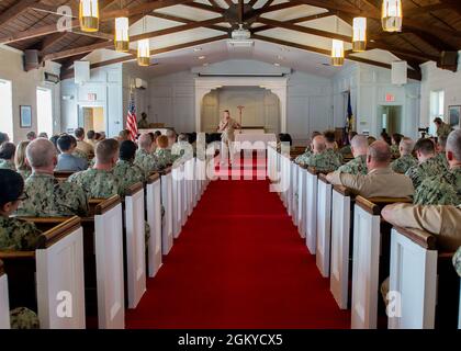 NORFOLK, Va. (28 luglio 2021) Vice ADM. Andrew Lewis, Comandante U.S. 2a flotta, parla durante un Premio ai Quarters, alla Naval Support Activity Hampton Roads Chapel luglio 28. Foto Stock