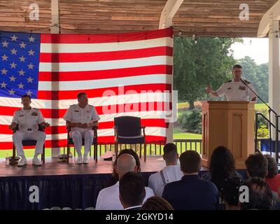 Il Capitano Jonathan Kline si rivolge al pubblico al Naval Support Activity Hampton Roads Change of Command Ceremony al Sewells Point Golf Course il 28 luglio. Foto Stock