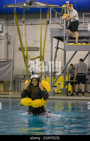 PENSACOLA, Fla. (27 luglio 2021) uno studente presso l'Aviation Survival Training Center (ASTC) Pensacola partecipa alla formazione per la sopravvivenza delle acque. Gli ASTC di tutto il paese forniscono la sopravvivenza sicura ed efficace ad alto rischio ed addestramento di prestazioni umane sotto l'istituto di addestramento di sopravvivenza navale (NSTI), un distacco del comando di addestramento operativo di medicina della Marina (NMOTC). Foto Stock