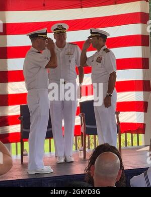 Il Capitano Matthew Frauenzimmer ha sollevato il Capitano Jonathan Kline come comandante dell'attività di supporto navale Hampton Roads durante una cerimonia di cambio di comando al campo da golf di Sewells Point il 28 luglio. Foto Stock