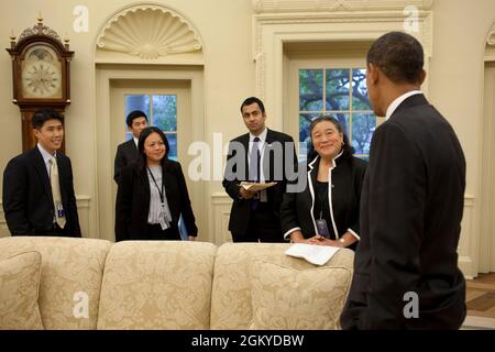 Il Presidente Barack Obama ha tenuto un briefing con Tina Tchen, direttore dell'Office of Public Engagement, Right, e il personale dell'Oval Office, prima della firma dell'ordine esecutivo dell'iniziativa Islander dell'Asia americana e del Pacifico, E Diwali festa delle luci cerimonia, nella sala orientale della Casa Bianca, 14 ottobre 2009. (Foto ufficiale della Casa Bianca di Pete Souza) questa fotografia ufficiale della Casa Bianca è resa disponibile solo per la pubblicazione da parte delle organizzazioni di notizie e/o per uso personale la stampa dal soggetto(i) della fotografia. La fotografia non può essere manipolata in alcun modo e non può essere utilizzata Foto Stock