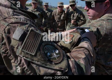 Un addestratore assegnato al 39esimo Squadrone delle forze di sicurezza applica un tourniquet di applicazioni di combattimento al braccio di un Airman durante l'addestramento del convoglio alla base aerea di Incirlik, Turchia, 28 luglio 2021. Il 39° Squadrone dell'ingegnere civile e il 39° SFS hanno collaborato alla formazione dei convogli per migliorare la preparazione della missione. I membri si esercitarono a rispondere al contatto nemico ed a scovare dai veicoli sotto fuoco. Foto Stock