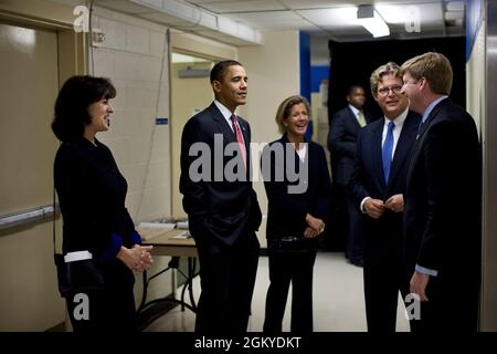 Il presidente Barack Obama parla con Vicki Kennedy, vedova del senatore Ted Kennedy, E i figli del senatore, da destra, Rep. Patrick Kennedy, Teddy Kennedy, Jr. E Kara Kennedy, prima di un evento che celebra l'Edward M. Kennedy Institute for the United States Sentate al Ritz-Carlton Hotel, a Washington, D.C., 14 ottobre 2009. (Foto ufficiale della Casa Bianca di Pete Souza) questa fotografia ufficiale della Casa Bianca è resa disponibile solo per la pubblicazione da parte delle organizzazioni di notizie e/o per uso personale la stampa dal soggetto(i) della fotografia. La fotografia non può essere manipolata in alcun modo a Foto Stock