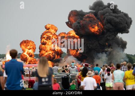 I partecipanti all'Airshow assisteranno a una dimostrazione di Warbird durante l'EAA AirVenture Oshkosh 21, presso l'aeroporto regionale Wittman, Wisconsin, 28 luglio 2021. EAA ha ospitato diversi tipi di aerei militari per mostrare simulazioni di combattimento e il patrimonio dell'aviazione della seconda guerra mondiale, Corea e Vietnam. Foto Stock