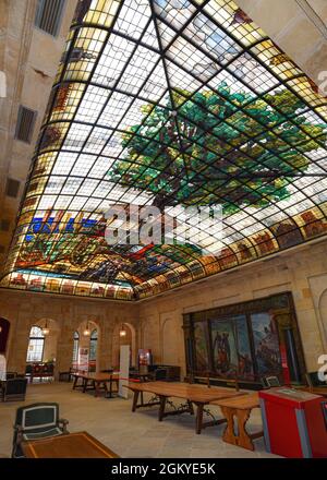 Guernica, Spagna - 11 settembre 2021: Soffitto in vetro colorato dell'albero di Gernika nella Casa dell'Assemblea (Casa de las Juntas), Gernika (Guernica), conte basco Foto Stock