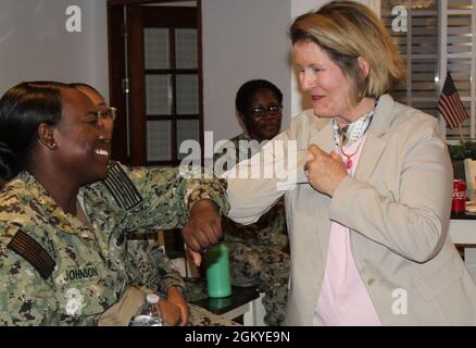 SANTA RITA, Guam (28 luglio 2021) - Linda Gilday, moglie del capo delle operazioni navali ADM. Mike Gilday, ha incontrato marinai femminili della base navale statunitense Guam (NBG) e vari comandi tenant durante un focus group presso le organizzazioni NBG United Service Foto Stock