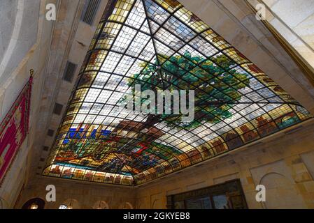 Guernica, Spagna - 11 settembre 2021: Soffitto in vetro colorato dell'albero di Gernika nella Casa dell'Assemblea (Casa de las Juntas), Gernika (Guernica), conte basco Foto Stock