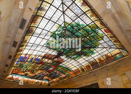 Guernica, Spagna - 11 settembre 2021: Soffitto in vetro colorato dell'albero di Gernika nella Casa dell'Assemblea (Casa de las Juntas), Gernika (Guernica), conte basco Foto Stock