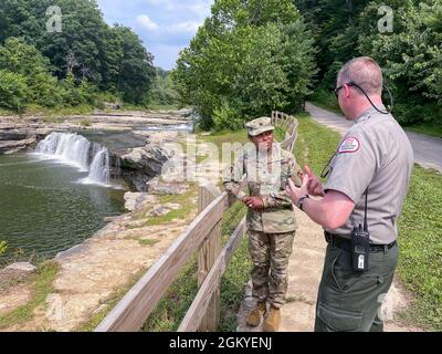 Latoya Manzey, United States Army Corps of Engineers Louisville District Vice Commander, parla con Cagels Mill Lake Park Ranger Clark Baker sulle operazioni e la manutenzione del lago. Il lago incorpora Upper e Lower Cataract Falls, la più grande cascata in volume in Indiana. Foto Stock