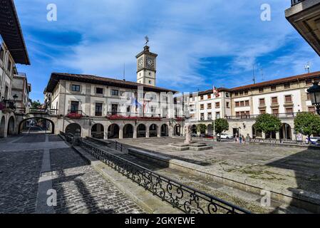 Guernica, Spagna - 11 settembre 2021: La piazza della città di Guernica (Gernika) nella regione basca della Spagna Foto Stock