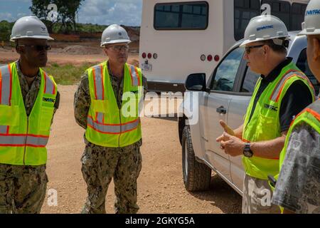 Ronnie Rogers, il Naval Facilities Engineering Systems Command (NAVFAC) Marianas Cultural Resource Manager for Marine Corps base (MCB) Camp Blaz, a destra, briefing U.S. Navy Capt Washington, il NAVFAC Pacific Operations Officer, durante una visita a un cantiere di costruzione di MCB Camp Blaz, 28 luglio 2021. La visita a MCB Camp Blaz ha incluso incontri con la leadership e il personale chiave, e un tour delle strutture e dei cantieri di MCB Camp Blaz. Le visite a MCB Camp Blaz consentono alla comunità locale e ai partner strategici di impegnarsi con la base, rafforzando e rafforzando la loro partnership. Foto Stock