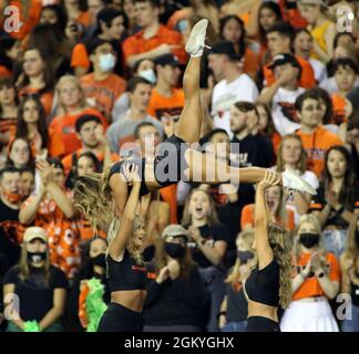 11 settembre 2021 - Beaver cheerleaders si esibiscono durante una partita tra Oregon state Beavers e Hawaii Rainbow Warriors al Reser Stadium di Corvallis, O - Michael Sullivan/CSM Foto Stock