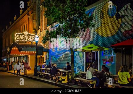 Il Teatro Saenger è illuminato di notte mentre la gente si riunisce per la seconda passeggiata dell'Arte del Venerdì, 1 agosto 2021, a Mobile, Alabama. Il teatro ha aperto nel 1927. Foto Stock