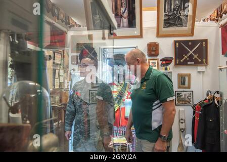 Sugiovane Kim, un alto funzionario della 1a Divisione Marine, discute della storia del 3° Battaglione, il museo del reggimento reale australiano durante l’esercizio Talisman Saber 21 a Lavarack Barracks, Queensland, Australia, 30 luglio 2021. TS21 supporta la strategia di difesa nazionale degli Stati Uniti migliorando la capacità di proteggere la patria e fornire forze credibili da combattimento per affrontare l'intera gamma di potenziali preoccupazioni di sicurezza nell'Indo-Pacifico. Foto Stock