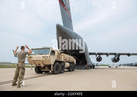 US Air Force Airman 1a classe Nathaniel Catrow, un loadmaster con il 167a Operations Group, taxi un M978 Heavy Expanded Mobility Tactical Truck (HEMTT) dalla 1528th Forward Support Company, Special Operations (Airborne), West Virginia National Guard, Sulla rampa di un aereo C-17 Globmaster III con la 167a Ala Airlift come parte di un esercizio di addestramento di carico alla base della Guardia Nazionale aerea di Shepherd Field, Martinsburg, West Virginia, 29 luglio 2021. Questo esercizio di formazione ha dimostrato l'interoperabilità della forza congiunta e la capacità di dispiegare rapidamente truppe e carichi in un errore congiunto Foto Stock