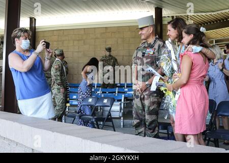 Megan Costanza, coniuge del Gen. Charles Costanza, III Divisione di fanteria che comanda Generale, scatta una foto di Briga francese. Il generale Jean-Pierre Fague, vice comandante generale della terza divisione di fanteria per la preparazione, e la sua famiglia a seguito di una cerimonia nel giardino di Cashe a Fort Stewart, Georgia, 30 luglio 2021. Durante la cerimonia, Costanza ha accolto Fague e il col. Ryan McCormack, capo dello staff della divisione, insieme alle loro famiglie, mentre assumono i loro nuovi ruoli all'interno della divisione. Foto Stock