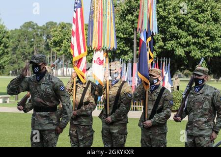 La terza divisione di fanteria saluta la guardia d'onore durante una cerimonia di benvenuto a Cashe Garden a Fort Stewart, Georgia, 30 luglio 2021. Durante la cerimonia, il Gen. Charles Costanza, III Divisione di Fanteria, comandante Generale, ha accolto la Briga francese. Il generale Jean-Pierre Fague, vice comandante generale per la preparazione, e il colon. Ryan McCormack, capo dello staff della divisione, insieme alle loro famiglie, mentre assumono i loro nuovi ruoli all'interno della divisione. Foto Stock