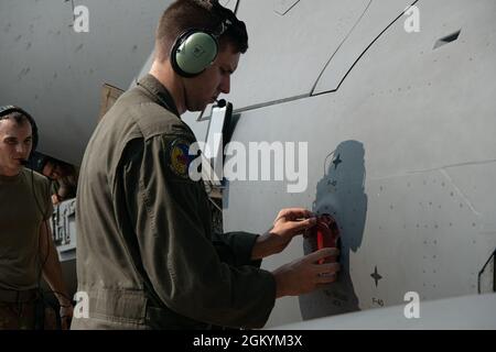 Personale Sgt. Morgen Sindelar, 3rd Airlift Squadron loadmaster, fissa un tappo carburante su un C-17 Globemaster III sulla base dell'aeronautica di dover, Delaware, 30 luglio 2021. Gli airmen del 436esimo volo di logistica di preparazione di Squadron petrolio, olio e lubrificante e il terzo COME hanno eseguito la prima procedura C-17 di defuel di ala bagnata a dover AFB. Foto Stock