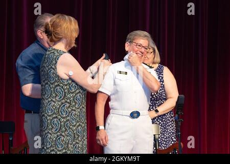 ANNAPOLIS, Md. (30 luglio 2021) il comandante Diane E. Nichols, U.S. Navy Bandmaster, è promosso al grado di comandante della U.S. Naval Academy. E' la prima femmina della Marina Bandmaster ad essere promossa a Commander. Come college laureato del servizio navale del nostro paese, l'Accademia Navale prepara giovani uomini e donne a diventare ufficiali professionali di competenza, carattere e compassione nella Marina degli Stati Uniti e corpo Marino. Foto Stock