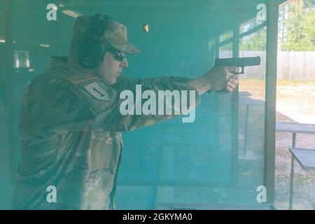 SGT. 1° Classe Shane Price, 108th Training Command, spara una pistola GLOCK 17 durante la parte di tiro della pistola della Confederazione interalliata dei funzionari di riserva del concorso militare in Finlandia il 30 luglio. Il MILCOMP del CIOR è un concorso annuale tra la NATO e il partenariato per le nazioni della Pace. Questo concorso prova i membri del servizio di riserva da nazioni alleate su diverse discipline di base in squadre di tre. Foto Stock