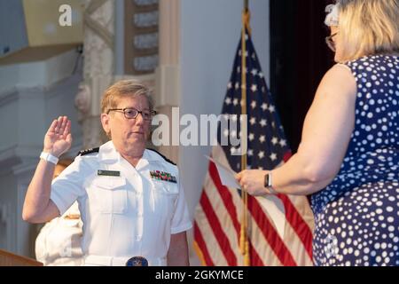 ANNAPOLIS, Md. (30 luglio 2021) il capitano Ann Hasselbeck, USN (Ret.), dà il giuramento di ufficio al comandante Diane E. Nichols, Bandmaster della Marina degli Stati Uniti, per la promozione al grado di comandante all'Accademia Navale degli Stati Uniti. E' la prima femmina della Marina Bandmaster ad essere promossa a Commander. Come college laureato del servizio navale del nostro paese, l'Accademia Navale prepara giovani uomini e donne a diventare ufficiali professionali di competenza, carattere e compassione nella Marina degli Stati Uniti e corpo Marino. Foto Stock