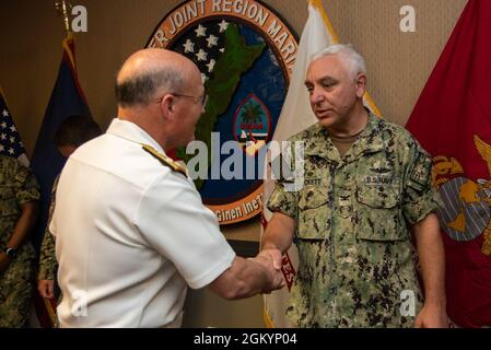 ASAN, Guam (30 luglio 2021) - ADM. Mike Gilday, capo delle operazioni navali, incontra il Capitano Michael Luckett, comandante, base navale statunitense Guam, presso la sede centrale di Joint Region Marianas nel luglio 30. Gilday ha incontrato la leadership dei principali comandi navali di Guam. Foto Stock