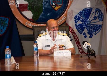 ASAN, Guam (30 luglio 2021) - Capo delle operazioni Navali ADM. Mike Gilday risponde alle domande poste dai media locali durante una conferenza stampa presso la sede centrale di Joint Region Marianas nel luglio 30. Gilday si fidanzò con i marinai, incontrò la dirigenza della Marina e i funzionari del governo locale, e fece un giro di vari comandi durante la sua visita all'isola. Foto Stock