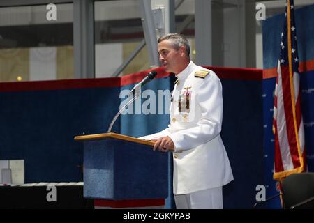 210730-N-YR423-0025 PENSACOLA, Fla. (30 luglio 2021) Comandante, Istruzione Navale e comando addestramento, ADM posteriore. Pete Garvin, si rivolge alla folla presso il Naval Education and Training Professional Development Center (NETPDC) cambio di comando tenuto presso il National Aviation Museum a bordo della Naval Air Station Pensacola, 30 luglio 2021. Garvin ha elogiato il team di NETPDC per i loro contributi durante un periodo di significativo cambiamento sotto la guida del comandante Capt Brett St. George. Foto Stock