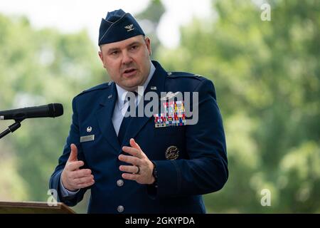 Il Colon Mark Dmytryszyn, comandante della seconda Bomb Wing, commenta durante la cerimonia di inaugurazione del Purser Park Monument alla base dell'aeronautica militare di Barksdale, Louisiana, 30 luglio 2021. Il monumento è stato commemorato di fronte al parco di Piazza del Comandante. Foto Stock