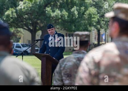 Il Colon Mark Dmytryszyn, comandante della seconda Bomb Wing, commenta durante la cerimonia di inaugurazione del Purser Park Monument alla base dell'aeronautica militare di Barksdale, Louisiana, 30 luglio 2021. Il monumento è stato commemorato di fronte al parco di Piazza del Comandante. Foto Stock