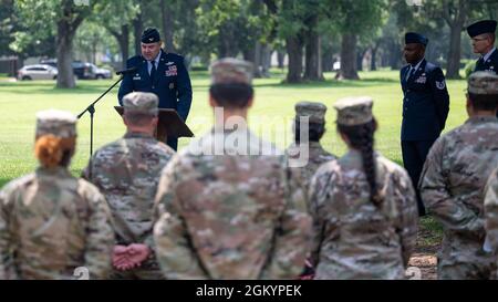 Il Colon Mark Dmytryszyn, comandante della seconda Bomb Wing, commenta durante la cerimonia di inaugurazione del Purser Park Monument alla base dell'aeronautica militare di Barksdale, Louisiana, 30 luglio 2021. Il Lt. Brittain Purser è stato un pilota che è passato via durante una collisione di decollo a Barksdale e il monumento rende omaggio al coraggio e alla dedizione di Purser nella missione dell'Air Force. Foto Stock