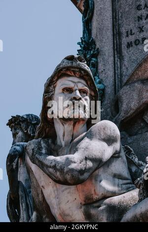 Dettaglio architettonico del monumento dedicato a Camillo Benso Conte di Cavour a Torino Foto Stock